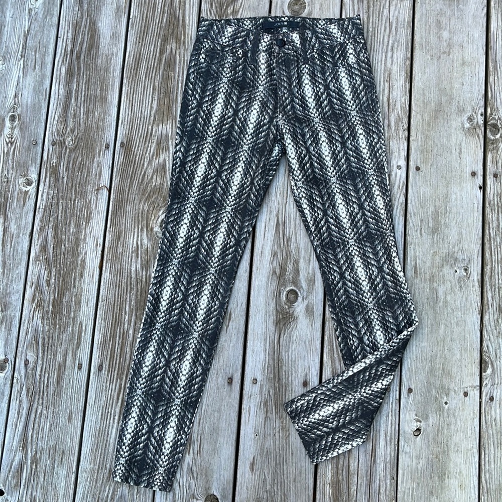 Joe’s Jeans / Size 24 / Skinny Ankle Fit / Black.White.Snakeprint